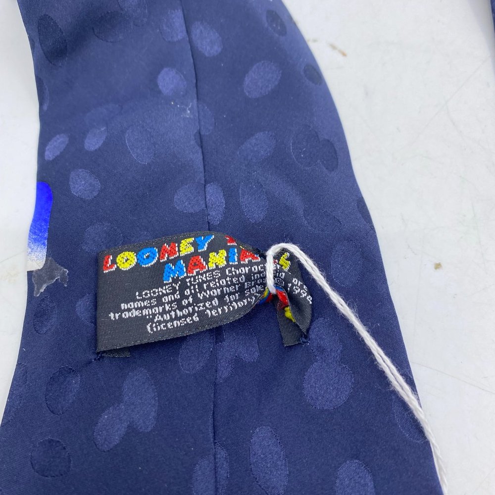 Looney Tunes Mania Soccer Tie - Picture 4 of 5